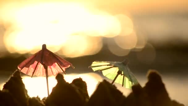 Невеликі пляжні парасольки з паперу для підставки для коктейлю на піщаному пляжі
 - Кадри, відео