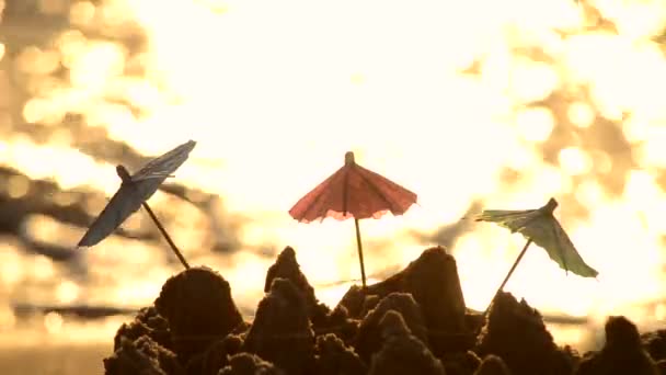 Невеликі пляжні парасольки з паперу для підставки для коктейлю на піщаному пляжі
 - Кадри, відео