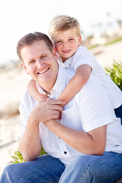 Netter Sohn mit seinem hübschen Papa-Porträt - Foto, Bild
