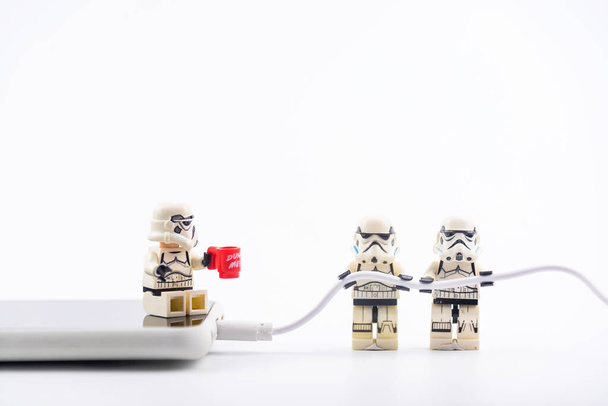 Bangkok, Tailandia - 13 de noviembre de 2020: Lego Star Wars está ayudando a llevar un cable USB para cargar teléfonos móviles en Bangkok, Tailandia - Foto, Imagen