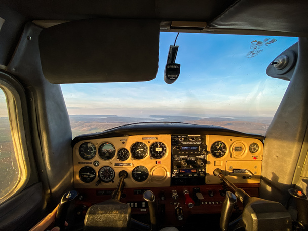 Cessna cockpit interieur vanuit pilootstandpunt - Foto, afbeelding
