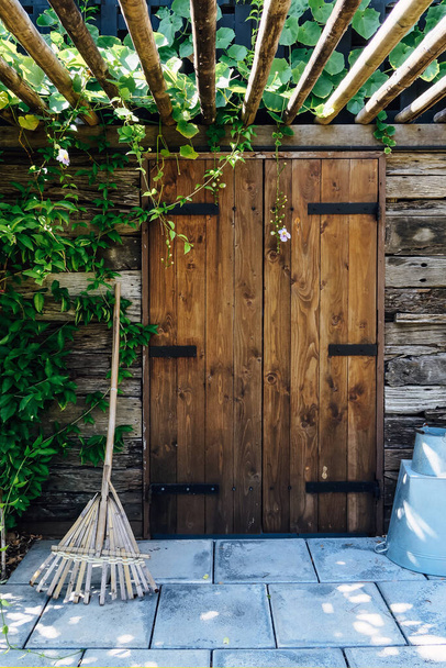 Immagine della vecchia porta del fienile in legno  - Foto, immagini