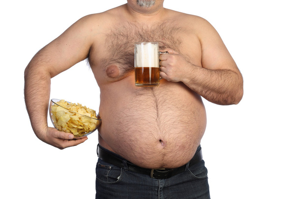 Товстий чоловік тримає пиво, чіпси і телевізор віддалено
 - Фото, зображення