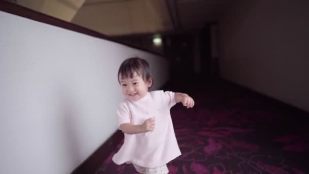 Asiatisches Baby, das Spaß beim Spielen und Walken in Richtung Kamera hat, verrücktes kleines Mädchen, das lacht, kindliches Entwicklungsgeschick, reine Unschuld, gesunde fröhliche lustige asiatische Kinder, die in Zeitlupe lächeln, Erziehung von Kind und Verantwortung, Lernfähigkeit - Filmmaterial, Video