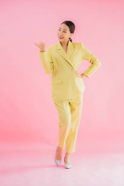 肖像画美しい若いアジアのビジネス女性の笑顔アクションでピンクの色の背景 - 写真・画像