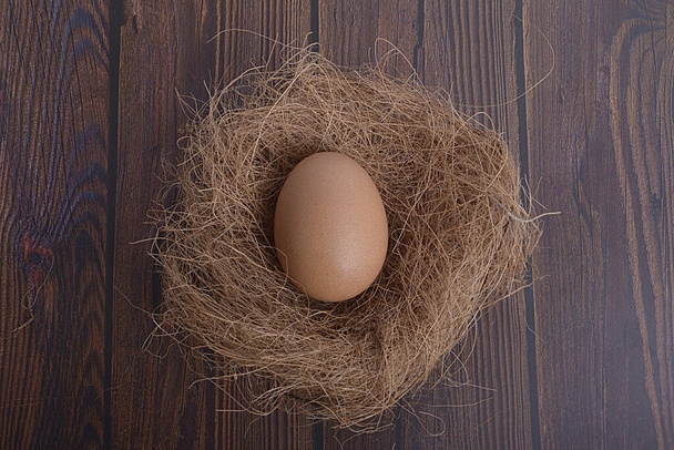 Bird nest with egg on wooden background - Fotoğraf, Görsel