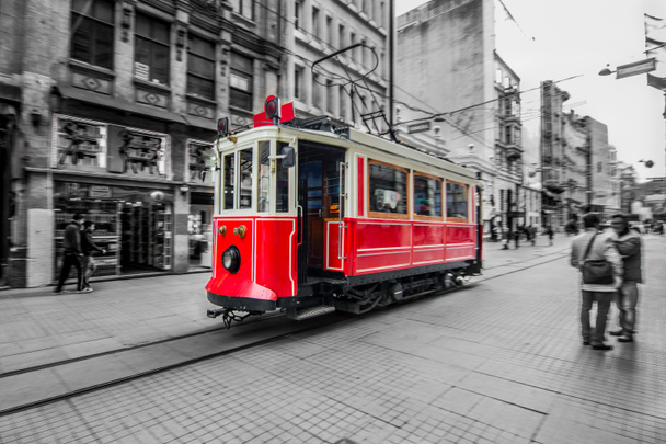 Tram vermelho em Istambul, rua Istiklal, Turquia
 - Foto, Imagem