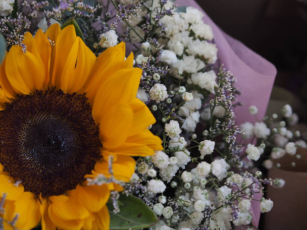 Keltainen auringonkukka, Statice, meri laventeli, suo rosmariini, valkoinen ja violetti väri kukkakimppu kaunis, kuiva kukka, potpourri - Valokuva, kuva
