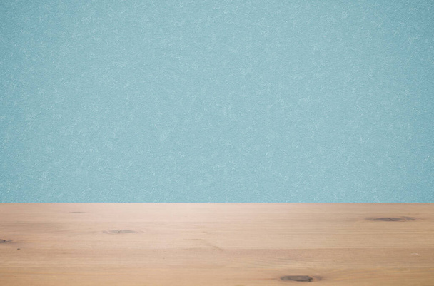 Студійний стіл з синьою стіною
 - Фото, зображення