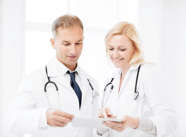Two doctors looking at tablet pc - Foto, Imagem