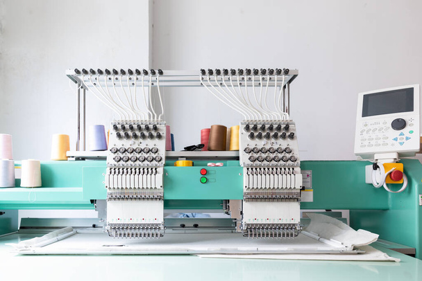 Eine Reihe von Webstühlen webt Baumwollgarn in einer Textilfabrik. - Foto, Bild