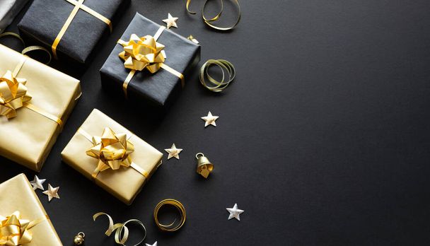 Вибірковий фокус/група подарункової коробки та вечірнього орнаменту. Веселі різдвяні, різдвяні та новорічні концепції святкування. простір копіювання
 - Фото, зображення
