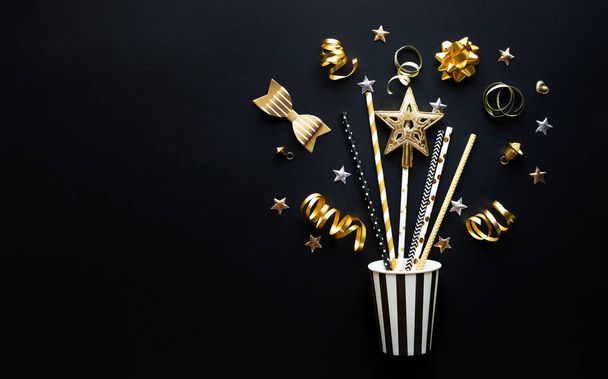 Festa e celebração com adereço dourado e ornamento em fundo de cor escura. - Foto, Imagem