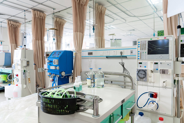 ベッドと快適な医療と回復室。空の病院の部屋のインテリア。新しい医療センターのベッド付きの清潔で空の部屋 - 写真・画像