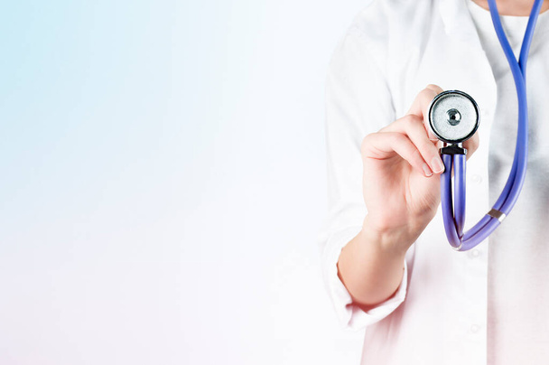 femme médecin tenant stéthoscope en main - Photo, image
