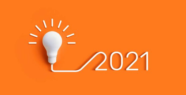 2021 Концепции креативности и вдохновения с лампочкой на фоне пастельного цвета. - Фото, изображение