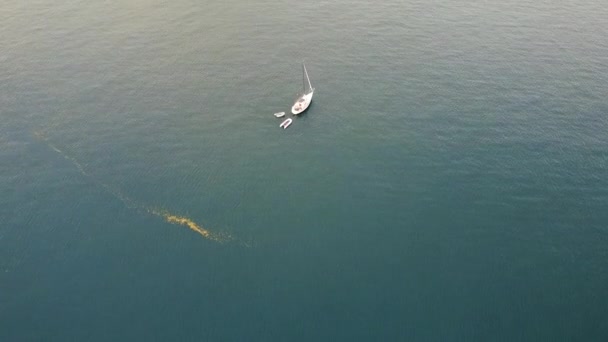 Latać nad jachtem z bateriami słonecznymi zacumowane w wodach Kanady - Materiał filmowy, wideo