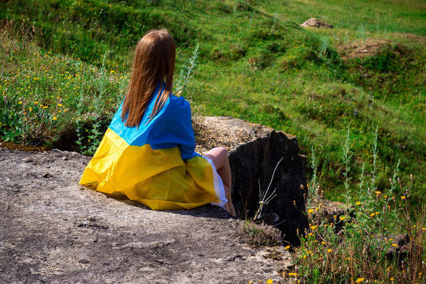 後ろに旗を掲げている公園の女の子ウクライナ - 写真・画像