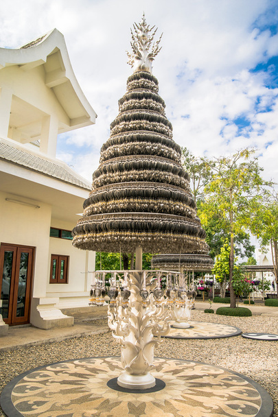 The Wish Tree on white temple Wat Rong Khun, Chiang Rai province, northern Thailand. Chiang Rai province, northern Thailand - January 16, 2014: White temple Wat Rong Khun - 写真・画像