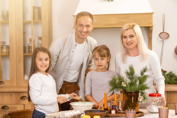 Familia feliz divirtiéndose en casa, cocina familiar antes de Navidad - Foto, imagen