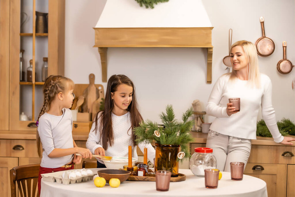 Onnellinen perhe pitää hauskaa kotona, perheen ruoanlaitto ennen joulua - Valokuva, kuva