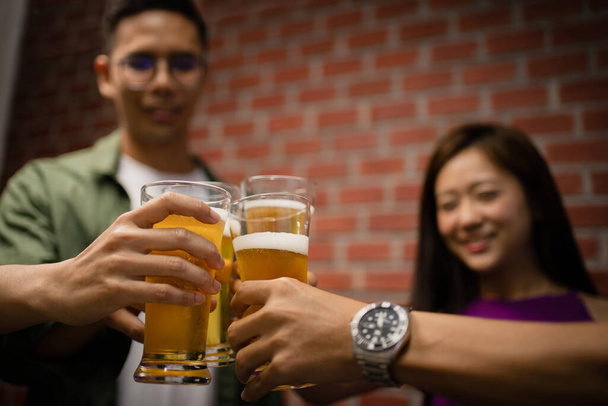 Asijské skupiny cinkat sklenice pivo a večeře šťastný. - Fotografie, Obrázek