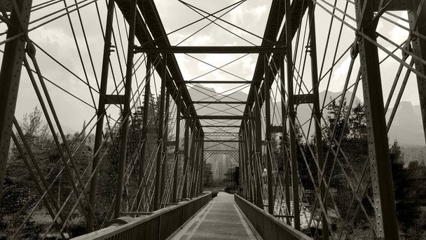 imagen de un viejo puente situado en el desierto canadiense - Foto, imagen