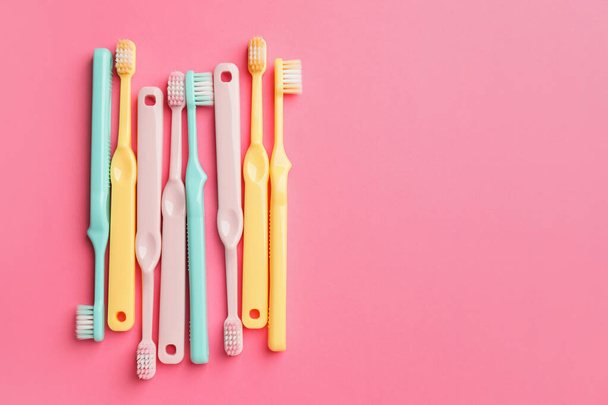 Tandenborstels op kleur achtergrond - Foto, afbeelding