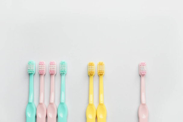 Tandenborstels op lichte achtergrond - Foto, afbeelding