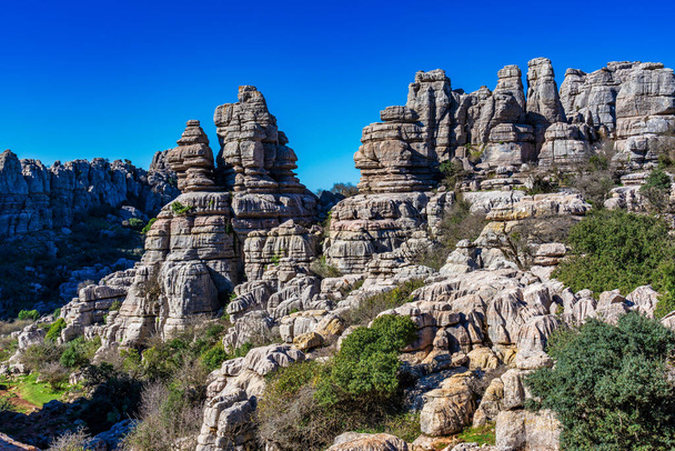 Die einzigartige Gestalt der Felsen ist auf die Erosion zurückzuführen, die vor 150 Millionen Jahren während des Jurazeitalters stattfand, als der gesamte Berg unter Meerwasser stand. Torcal de Antequera - Foto, Bild