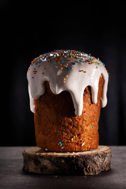 Húsvéti cupcake közelről elszigetelt sötét háttér, közelről - Fotó, kép