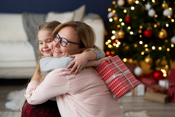Vnučka objímající holčičku v době Vánoc                                - Fotografie, Obrázek
