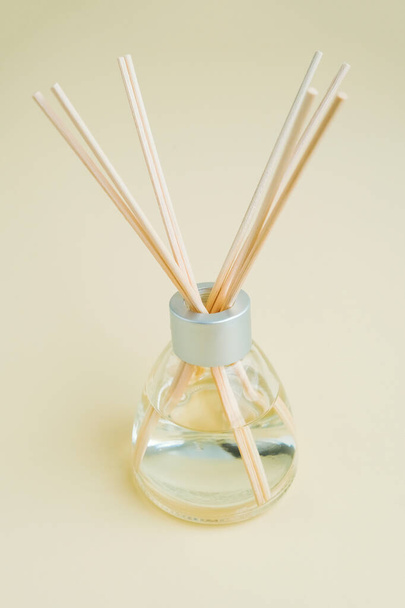 домашний аромат с бамбуковыми палочками, ароматизатор - Фото, изображение
