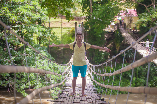懸濁液橋川ロボック、フィリピンの若い男 - 写真・画像