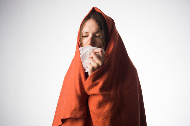 mujer enferma con un pañuelo / mujer enferma - Foto, Imagen