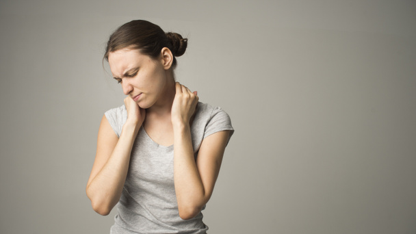 Втомилася жінка відчуває біль, масажуючи напружені м'язи
 - Фото, зображення