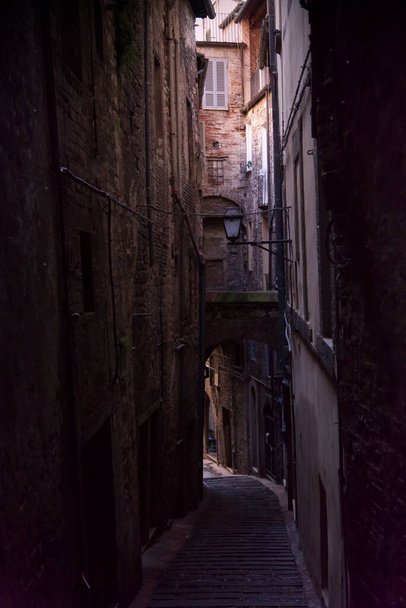 Вигляд на алею в місті Перуджа (Італія). - Фото, зображення
