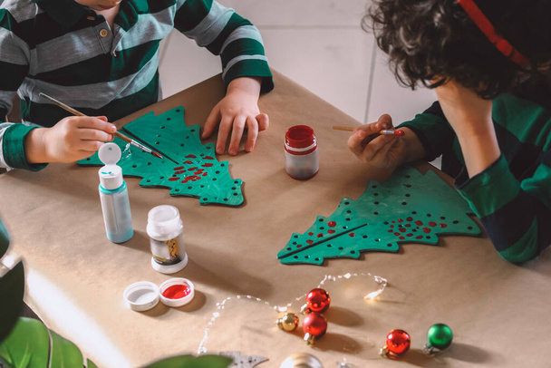 クリスマスの飾りを作る小さな子供たち - 写真・画像
