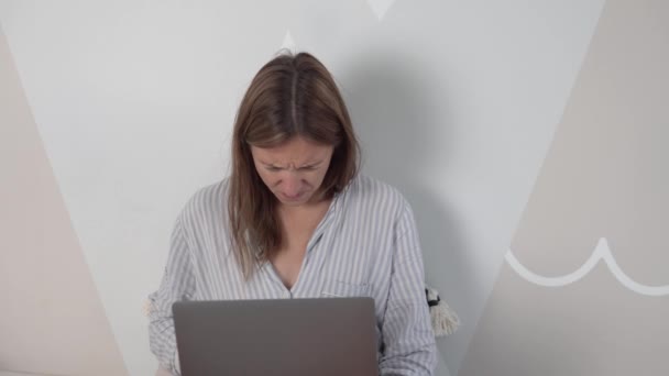 Die Frau kommuniziert von zu Hause aus per Videoübertragung vom Computer aus - Filmmaterial, Video