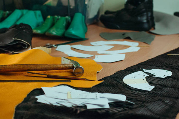 Outils de cordonnier, motif et cuir sur la table en atelier - Photo, image