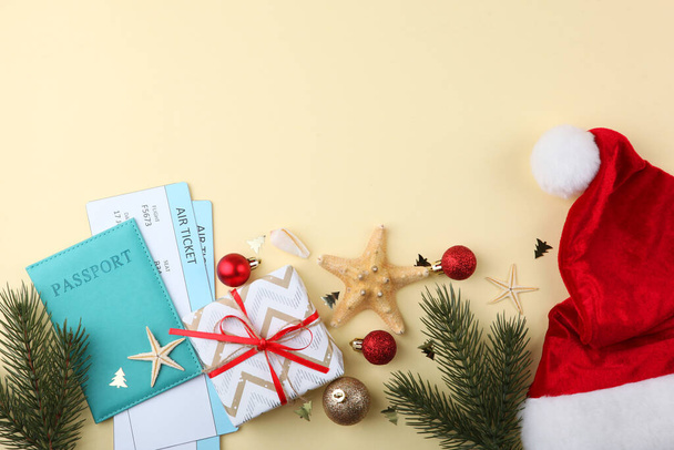 Uçak biletleri ve Noel aksesuarları yukarıdan renkli bir arka plan görüntüsüyle. Noel tatili, tatil - Fotoğraf, Görsel