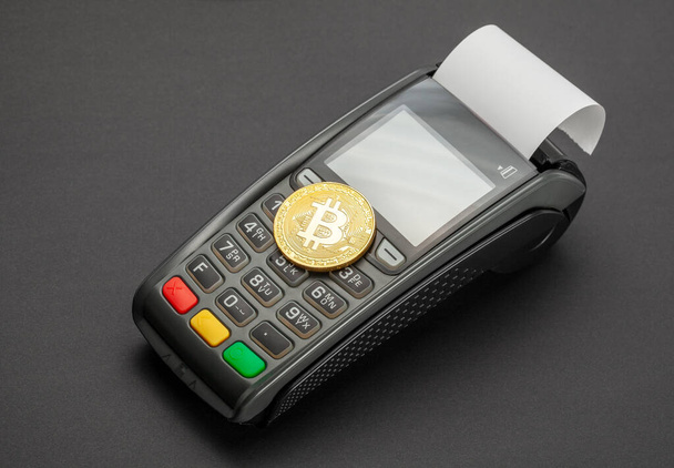 Pagamento Bitcoin. Terminal Pos e moeda Bitcoin - Foto, Imagem