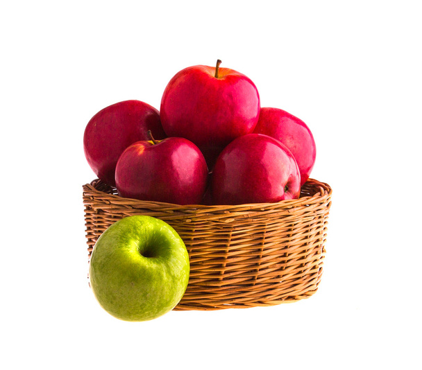 rode en groene appels in een houten mandje - Foto, afbeelding