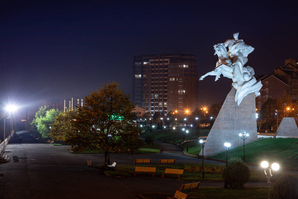 Olykavkaz şehri Panoraması, General Pliev 'in anıtı  - Fotoğraf, Görsel