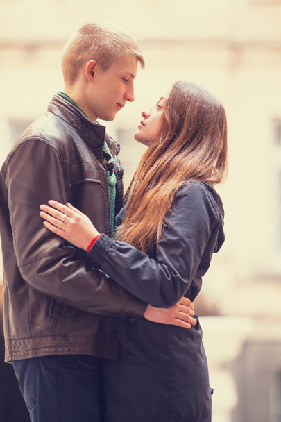 Jovem adolescente casal ao ar livre
. - Foto, Imagem