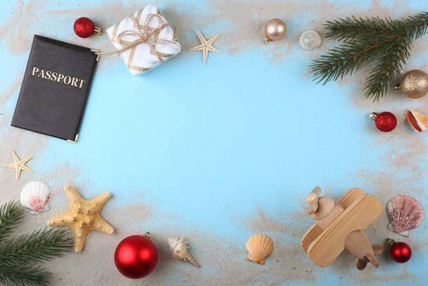 billetes de avión y accesorios de Navidad en una vista de fondo de color desde arriba. Vacaciones de Navidad, vacaciones - Foto, imagen