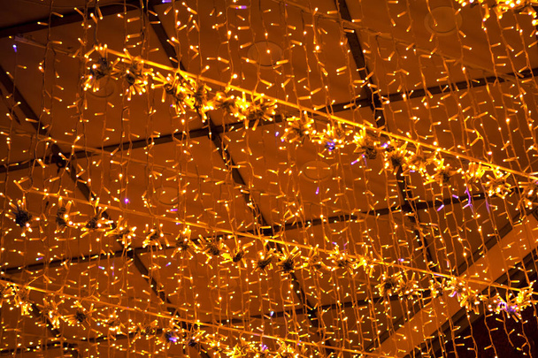 Guirnaldas de lujo en el techo del centro comercial  - Foto, Imagen