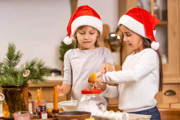 kids baking christmas cookies before the celebration of Christmas. Family - Foto, Imagen