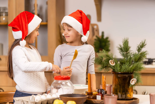 діти випікають різдвяне печиво перед святкуванням Різдва. Сім'я
 - Фото, зображення