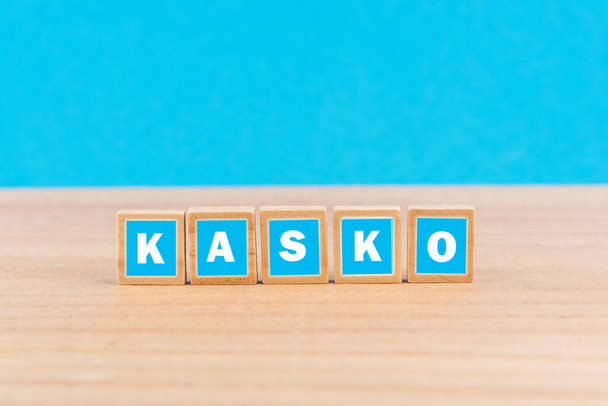 The word 'kasko' on blue wooden blocks - Foto, Bild